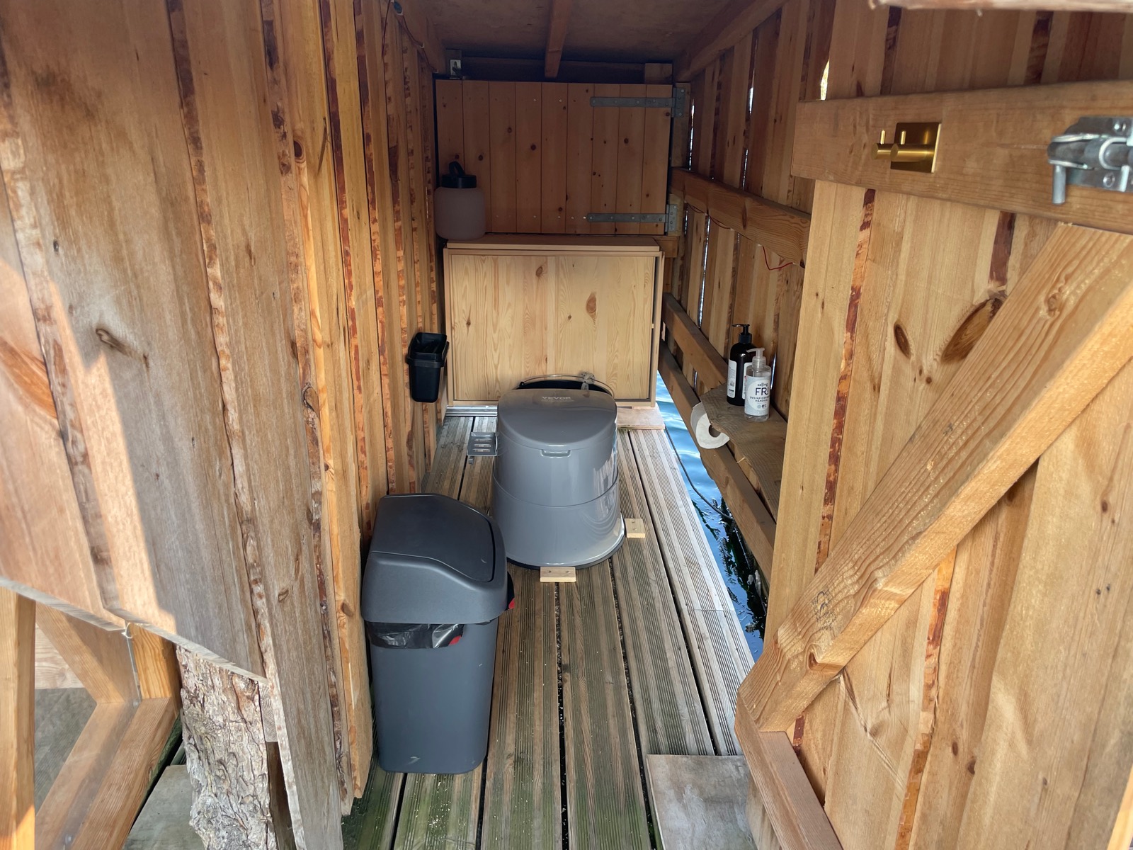 Toiletsektionen på Blue Raft 1 med toilet og affaldsspand