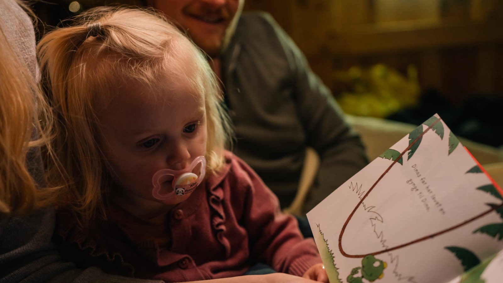 Et lille barn med en bog i sovekabinen