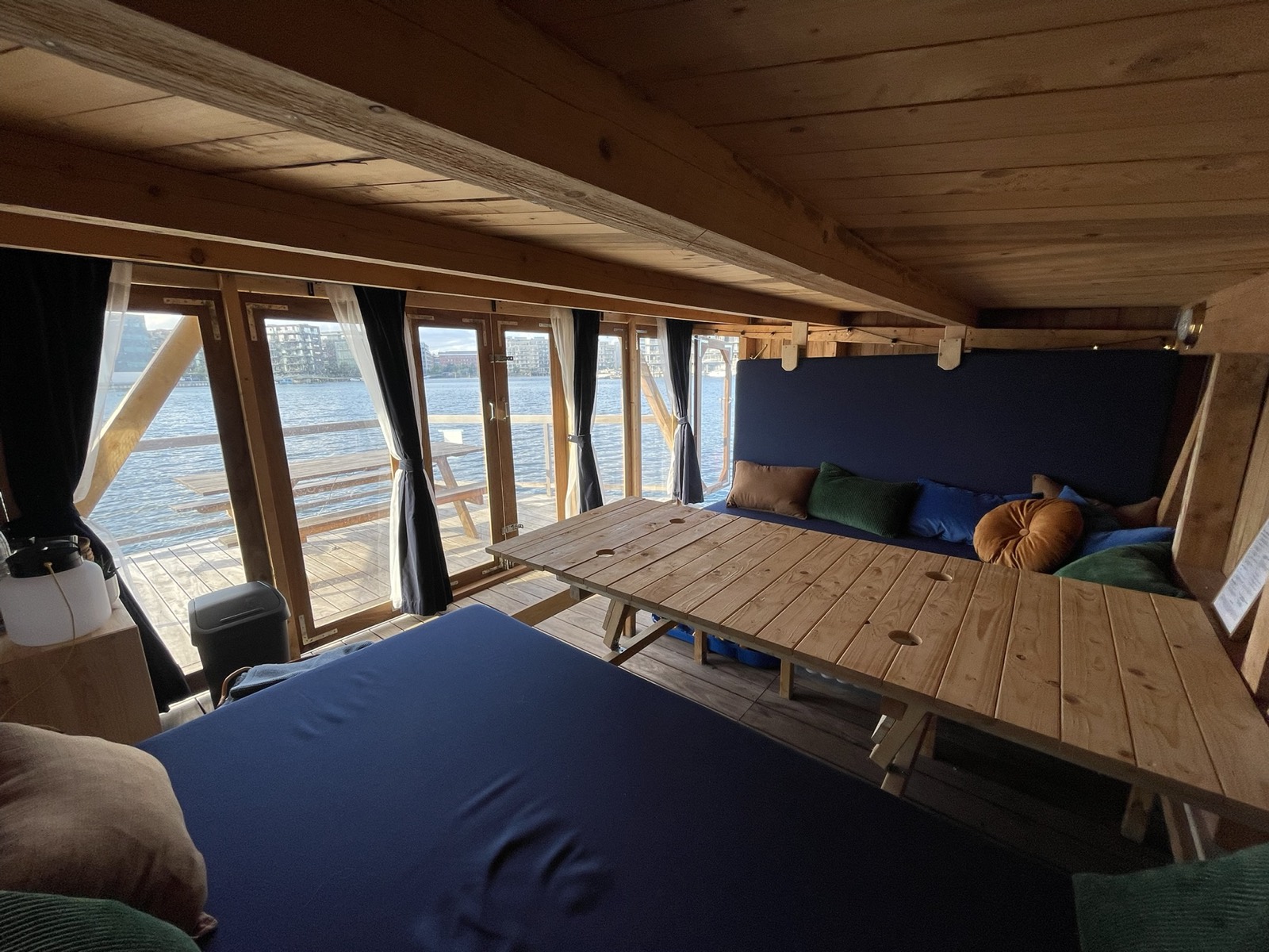 Vinduer fra gulv til loft i kabinen med udsigt over havnen