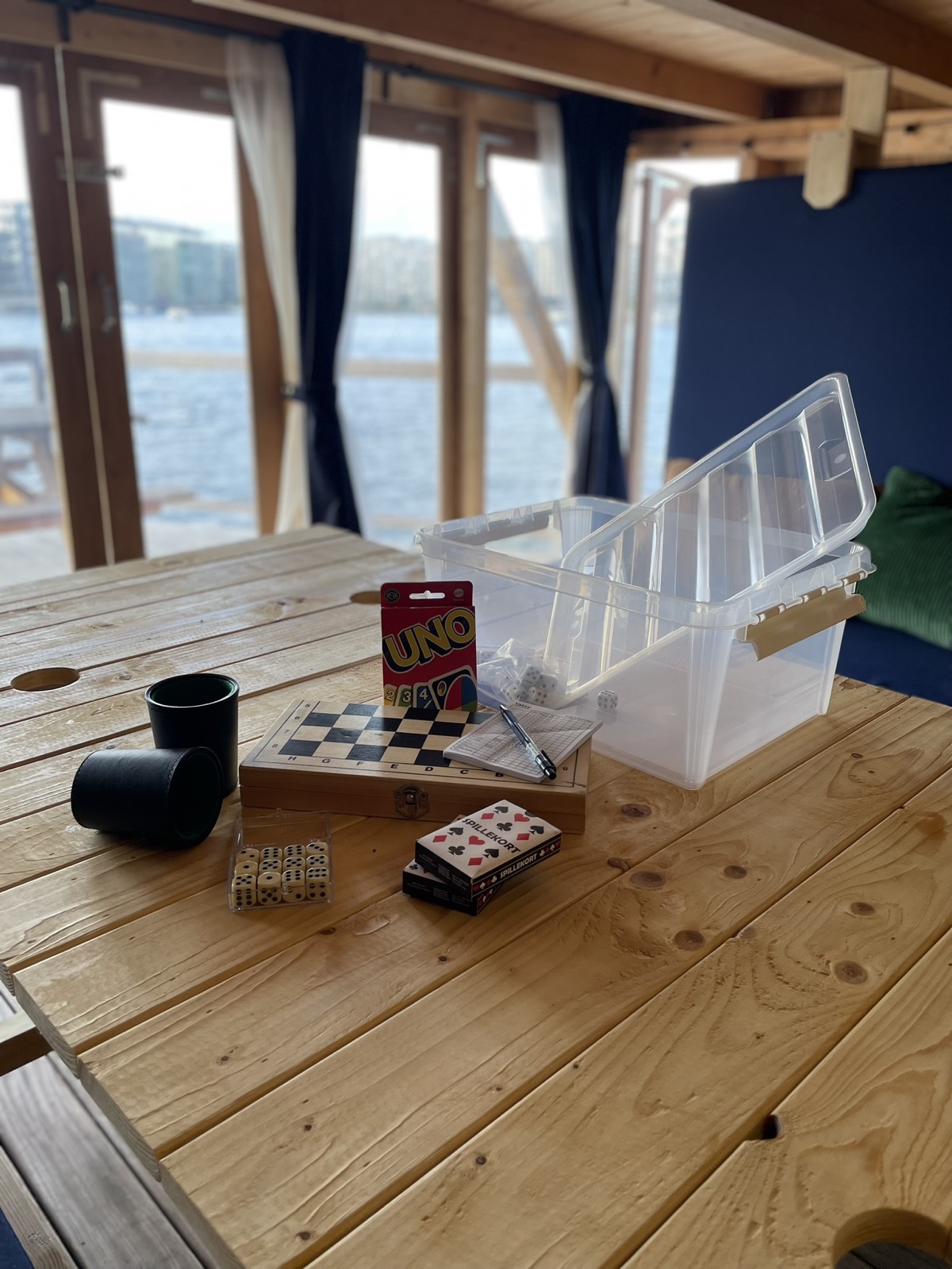 Spil og raflebæger på bordet i kabinen