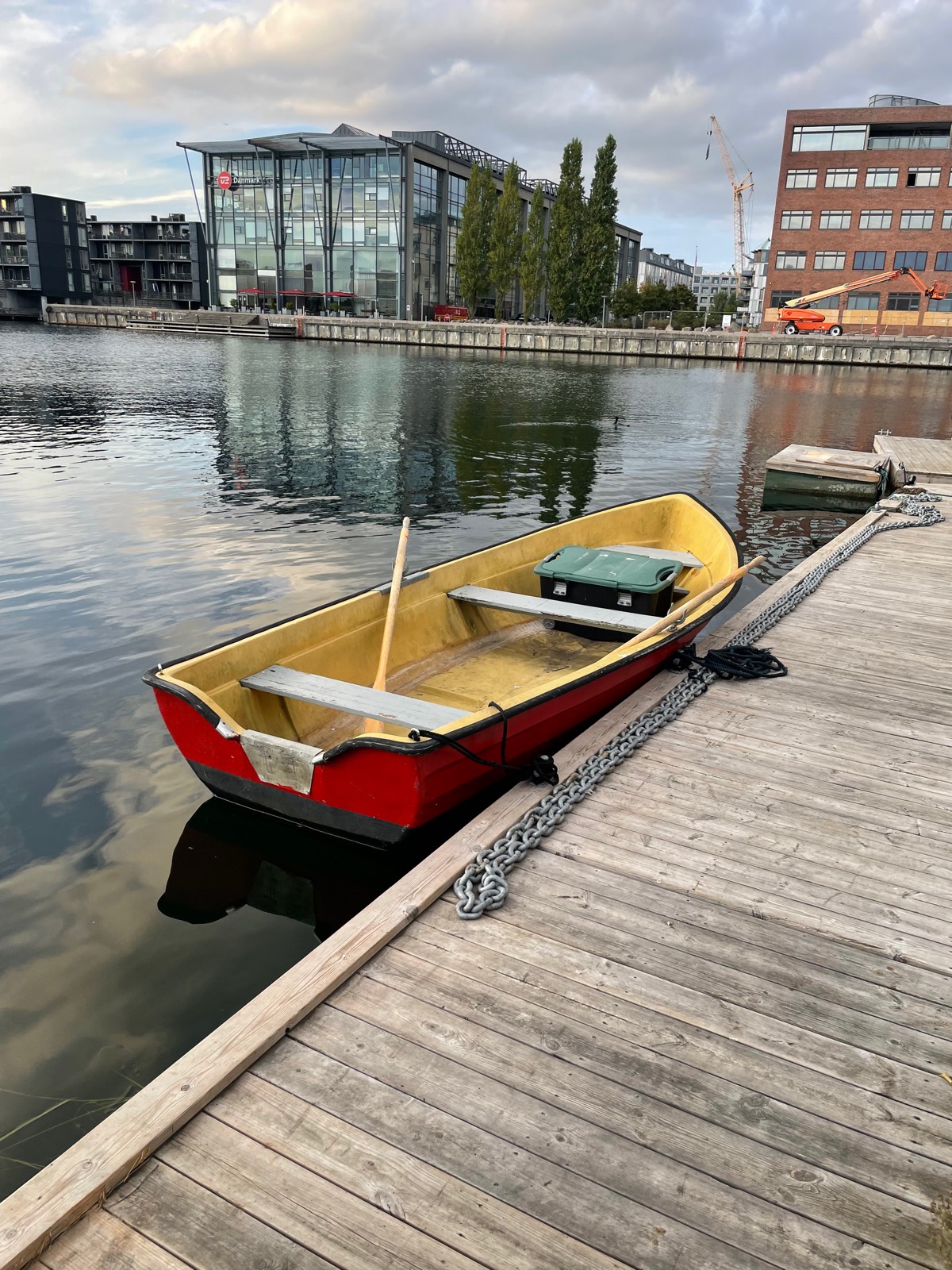 Robåden fortøjet ved broen