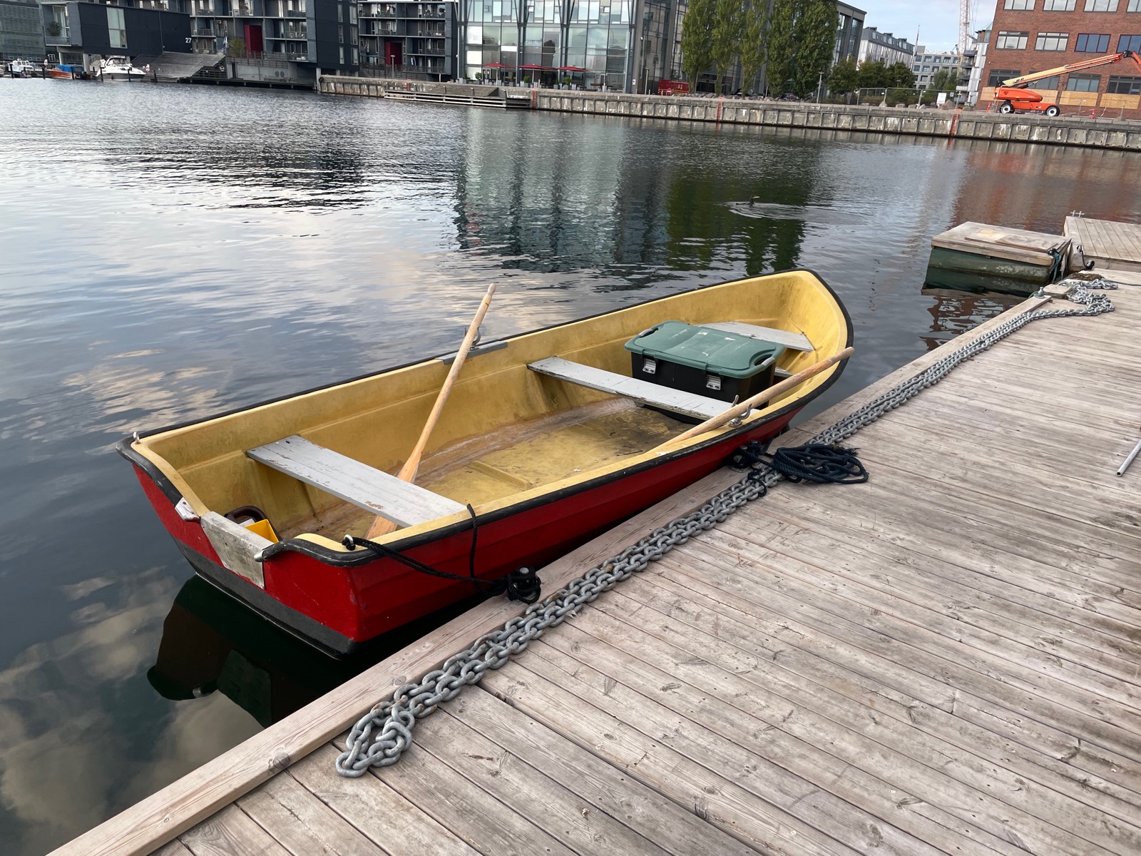 Robåden med årer klar ved broen