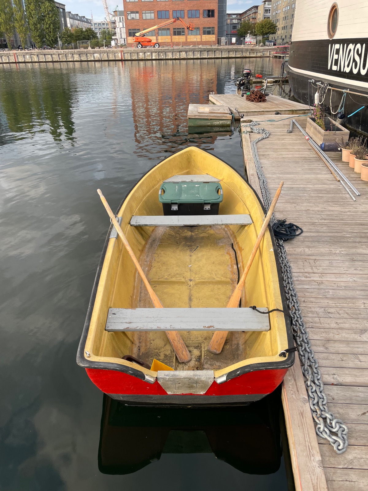Robåden ved broen med årerne i båden