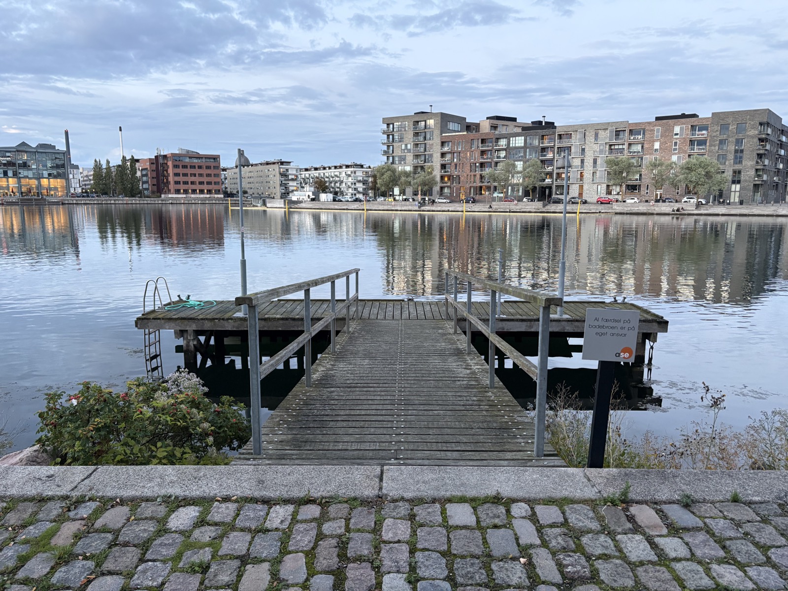 Broen hvor robåden ligger, set fra kajen