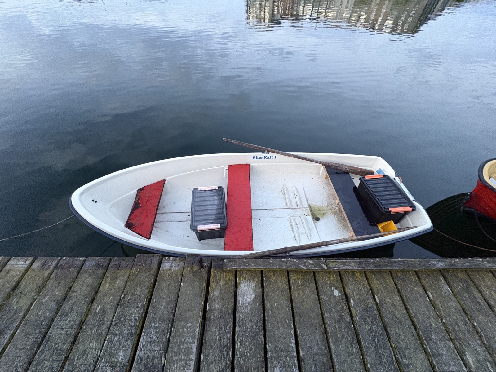 Den hvide robåd set fra broen