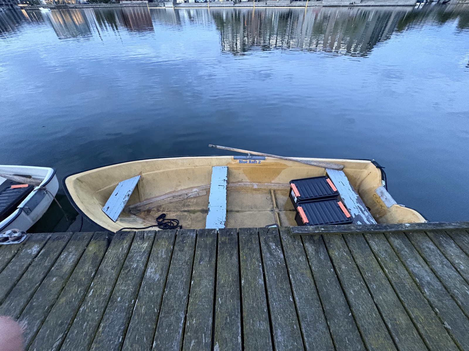 Den gule robåd set fra broen