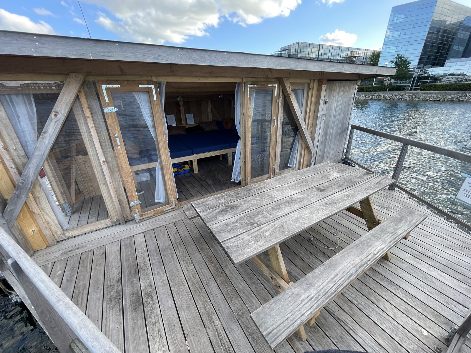 Soldækket og hytten med glasdøre på Blue Raft 2