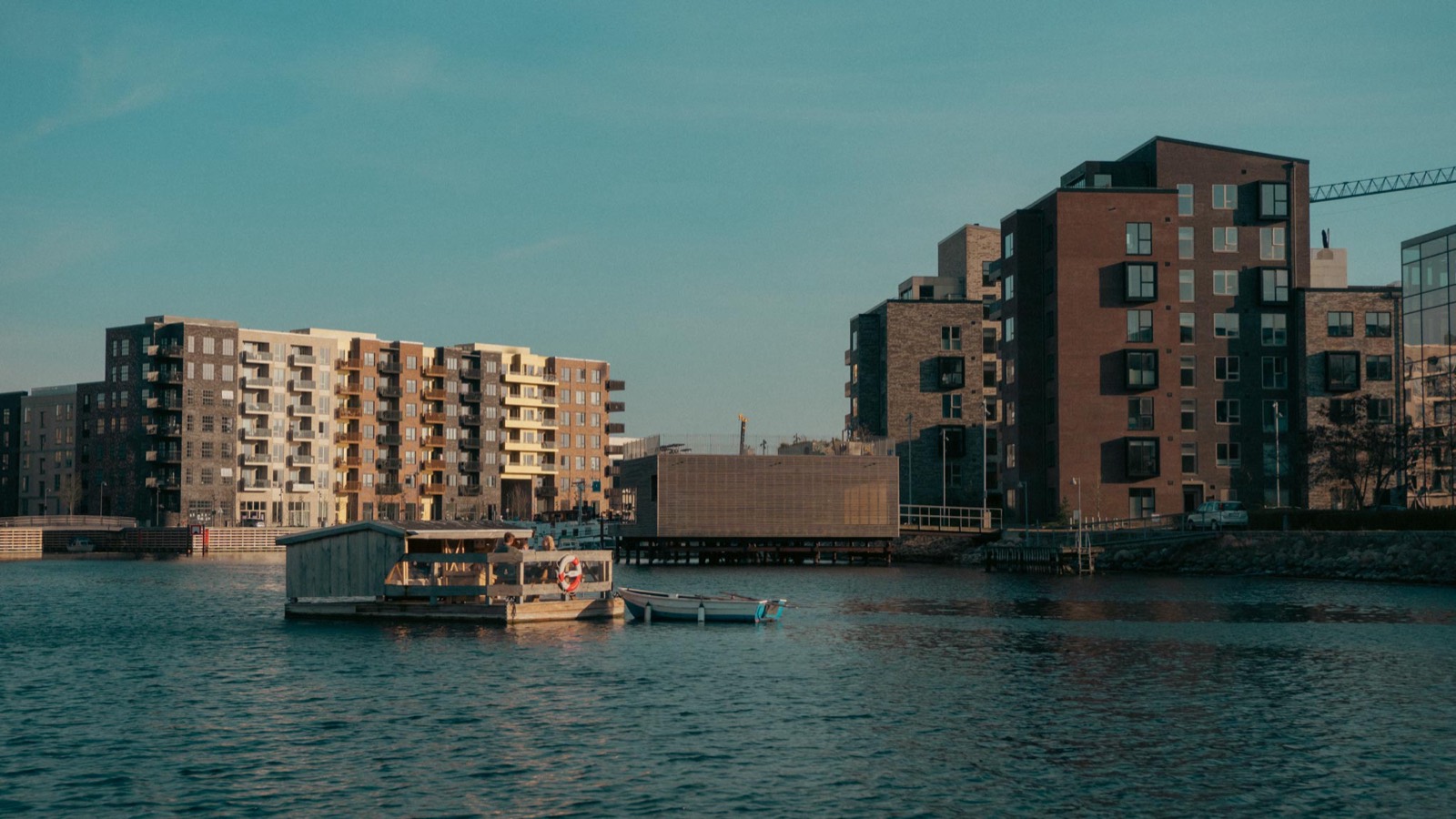 Blue Raft set på afstand ude på vandet foran boligerne i Sydhavnen