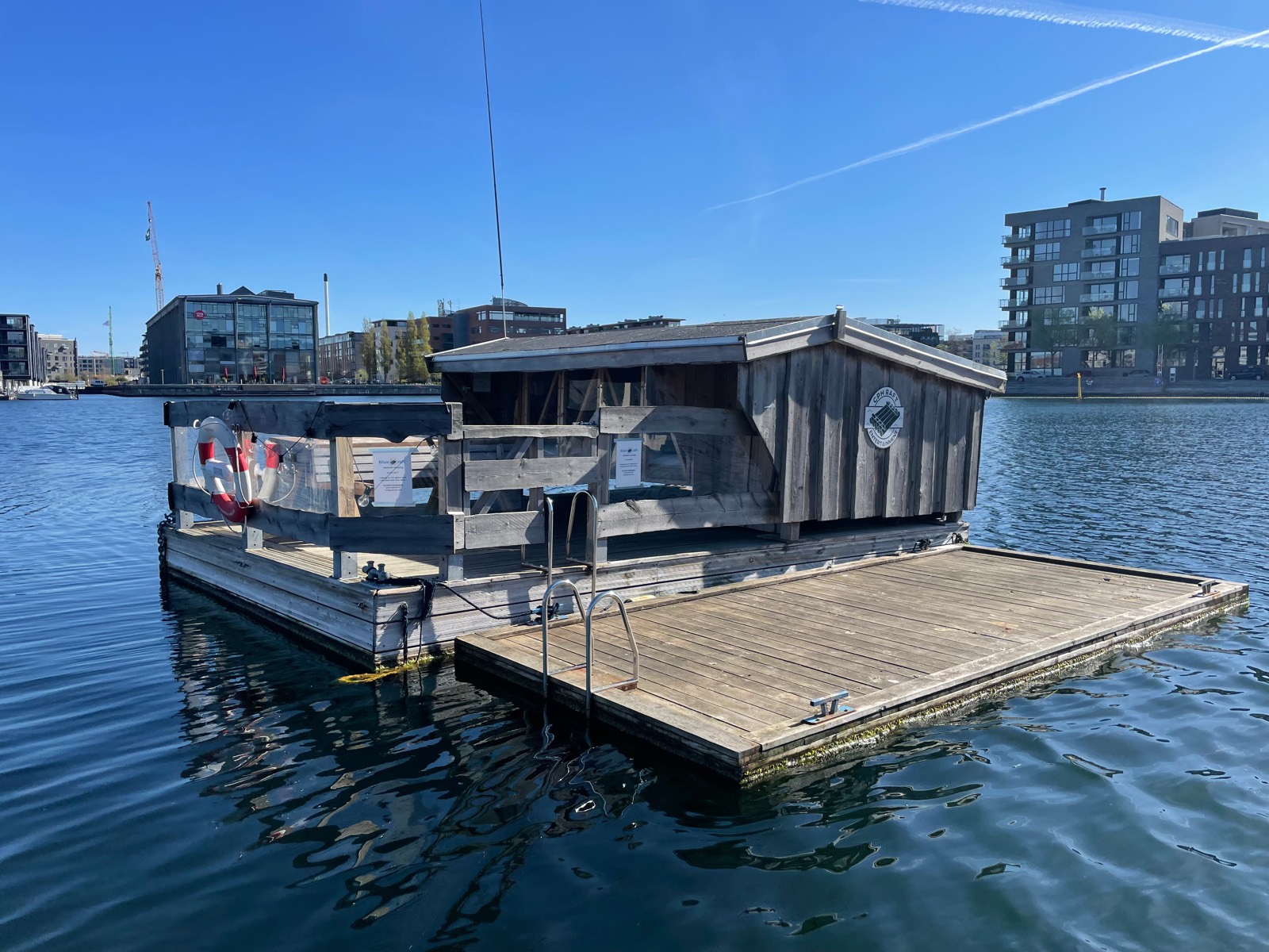 Blue Raft 1 med sin flydende landgangsbro i solskin