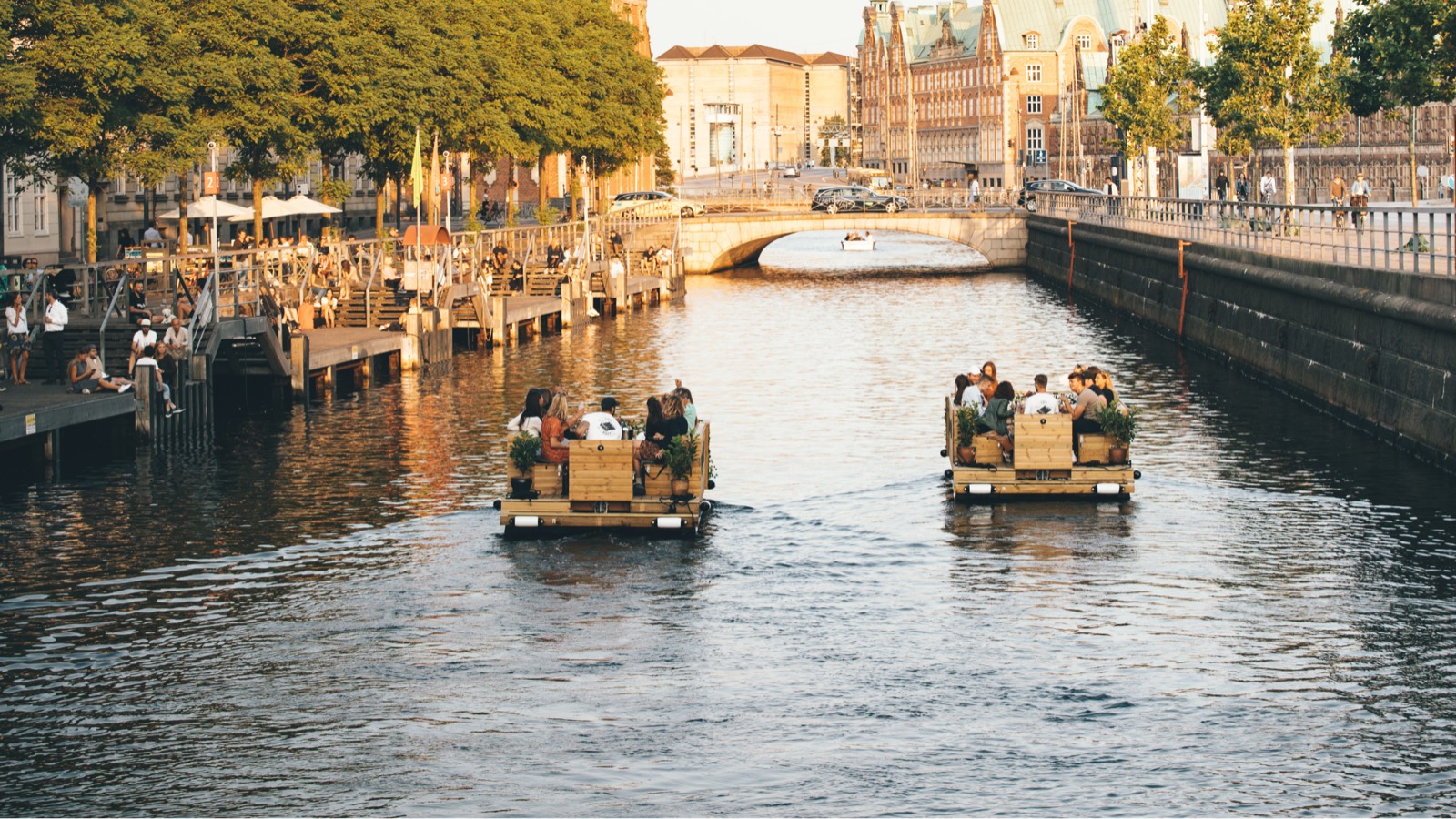 To Green Raft-tømmerflåder med gæster sejler i Frederiksholms Kanal i aftensol