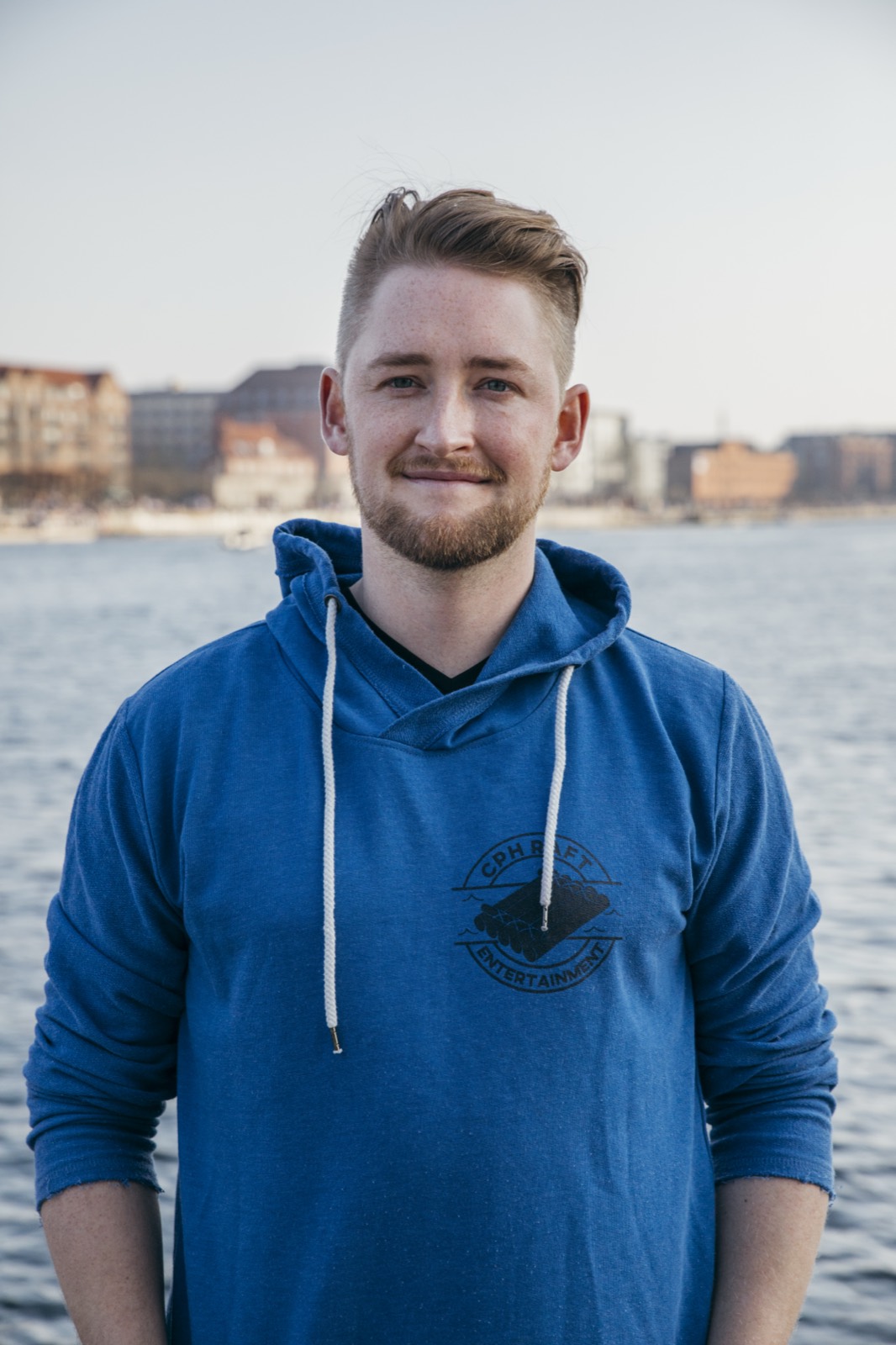 Daniel Randskov i blå hættetrøje foran havnen