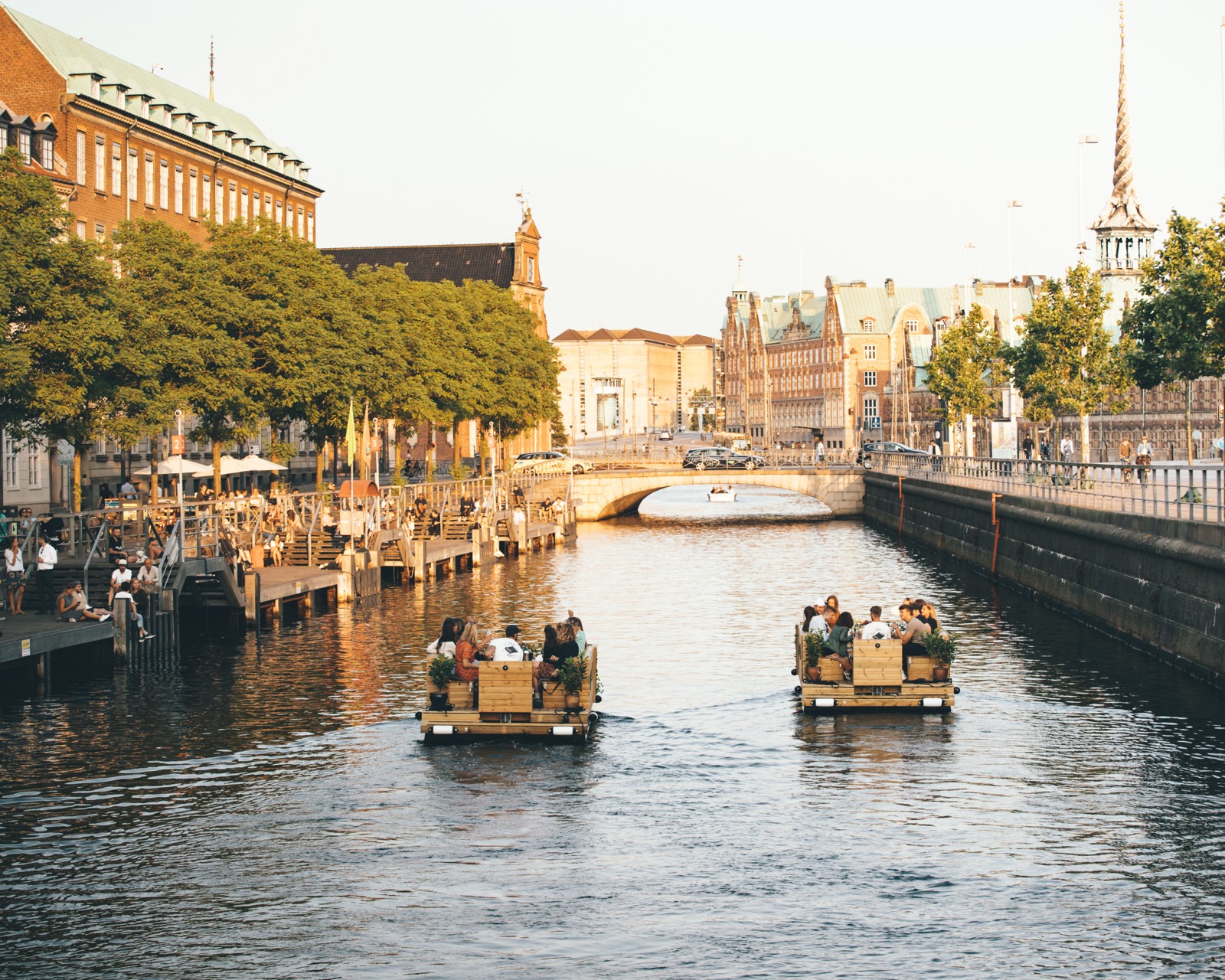 To Green Rafts sejler i en kanal i det indre København