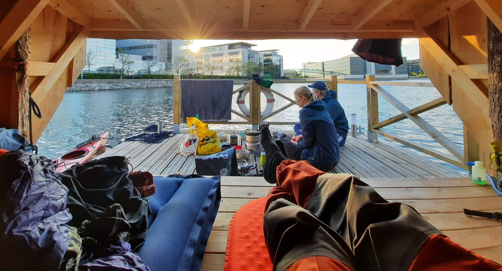 Udsigt over havnen fra puderne i en flydende shelter