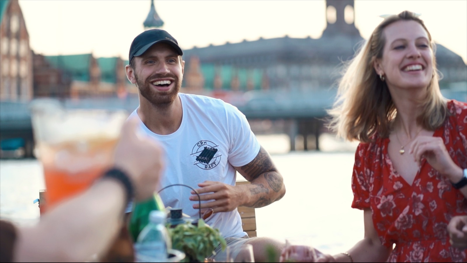 En smilende skipper i kasket om bord på en Green Raft