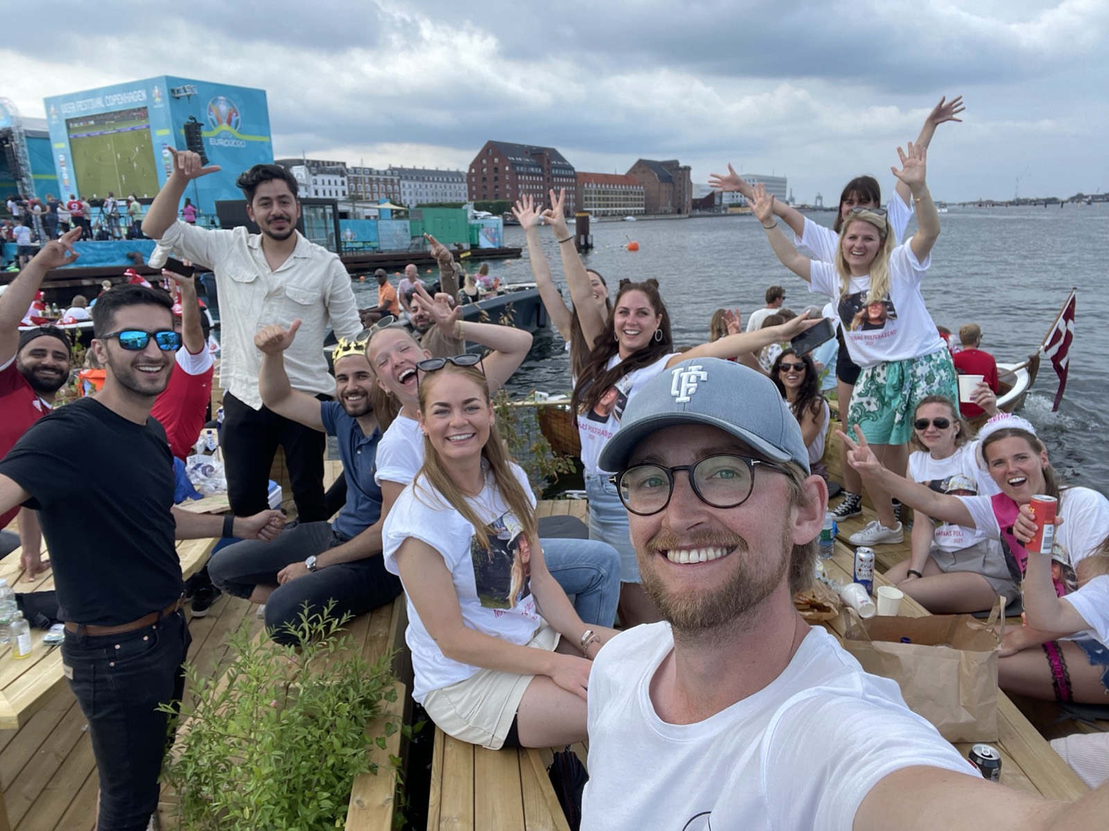 En flok glade gæster tager en selfie om bord på en Green Raft i havnen