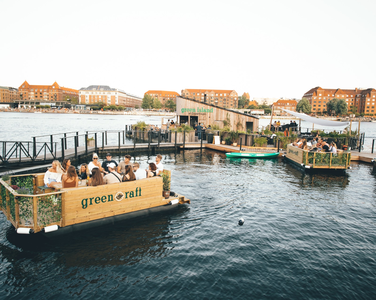 Green Raft mit einer Gesellschaft an Bord im Kopenhagener Hafen